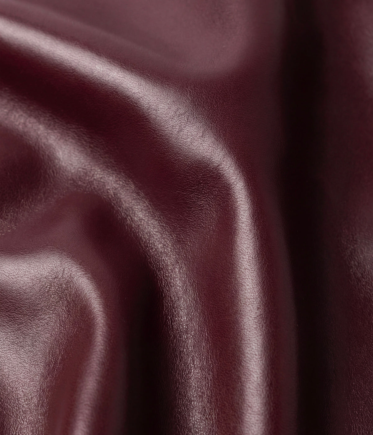 Alima Deluxe Tote L Borgogna, close-up of the smooth, semi-gloss finish  - Miomojo