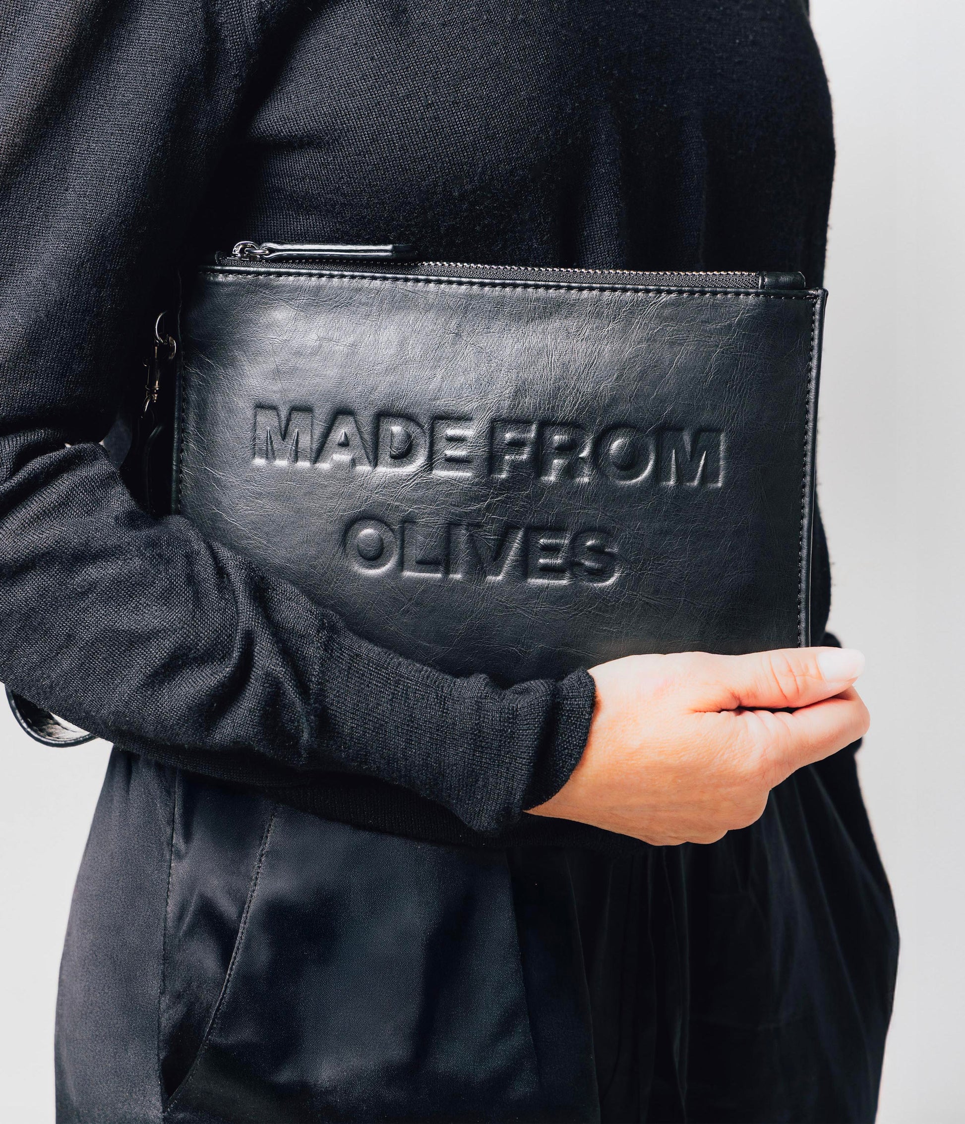 Orion Pouch - Nero (a base di olive)