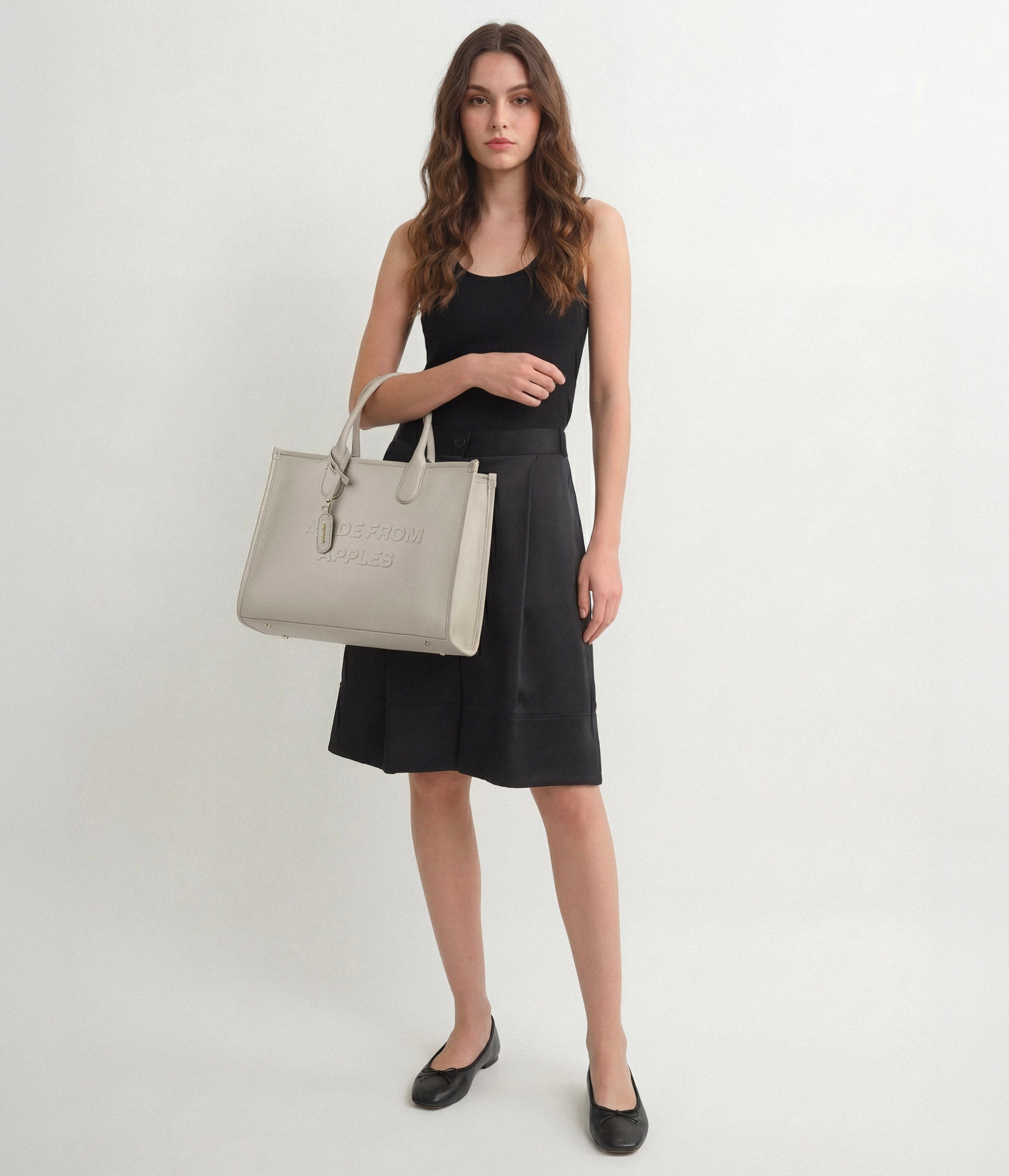 Alima Deluxe Large Tote Bag Cognac: vegan crossbody bag | Apple