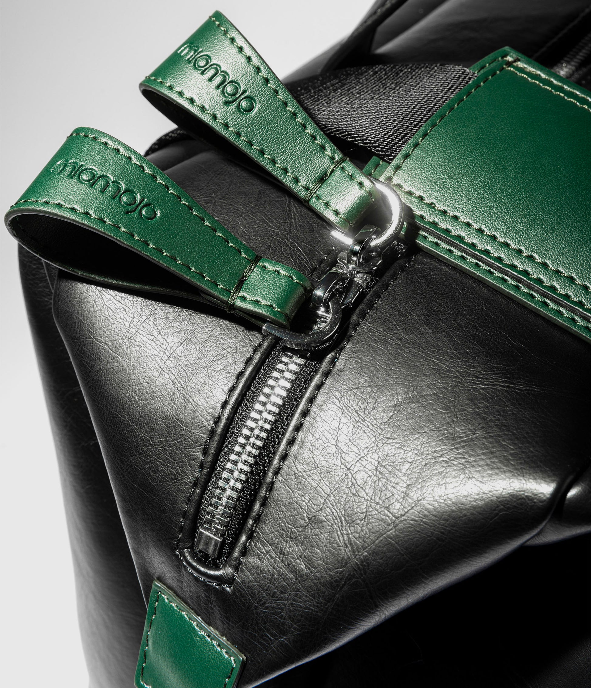 Zeus duffle - Black (Olive-based)